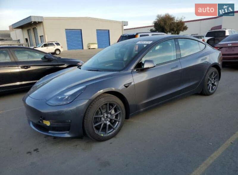 Седан Tesla Model 3 2022 в 