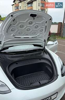 Седан Tesla Model 3 2023 в 
