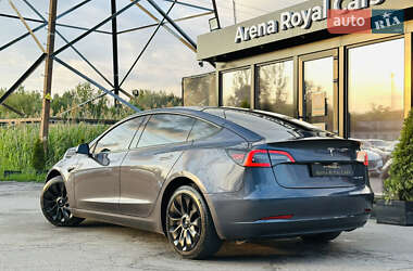 Седан Tesla Model 3 2022 в 