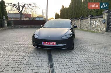 Седан Tesla Model 3 2024 в 