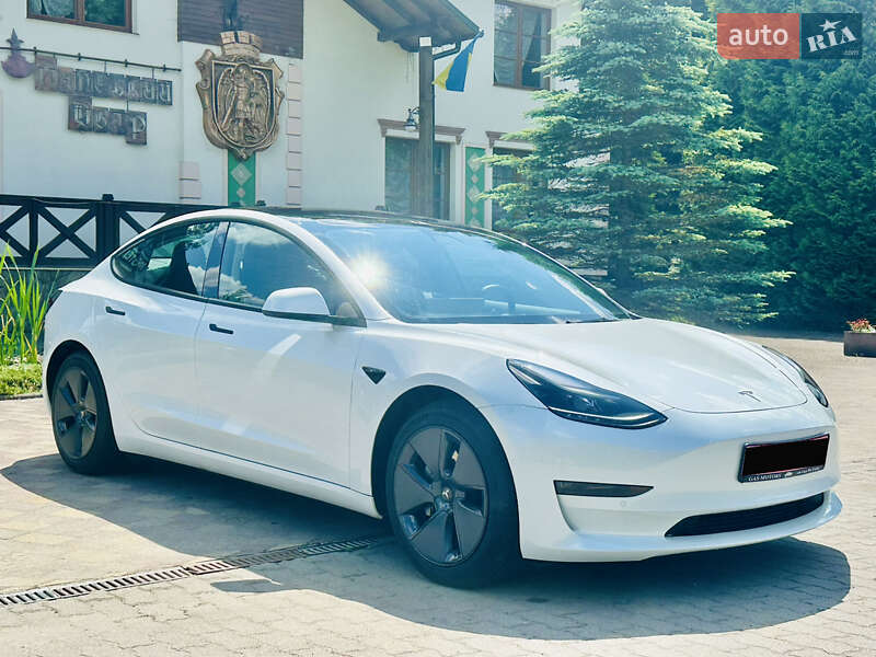 Седан Tesla Model 3 2022 в 