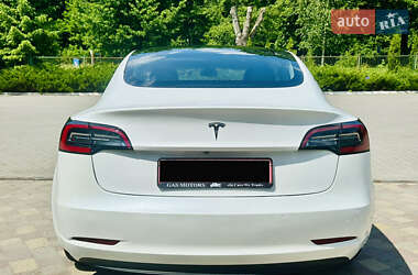 Седан Tesla Model 3 2022 в 