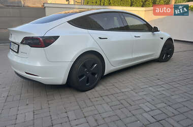 Седан Tesla Model 3 2022 в 