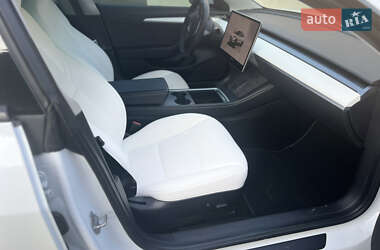 Седан Tesla Model 3 2022 в 