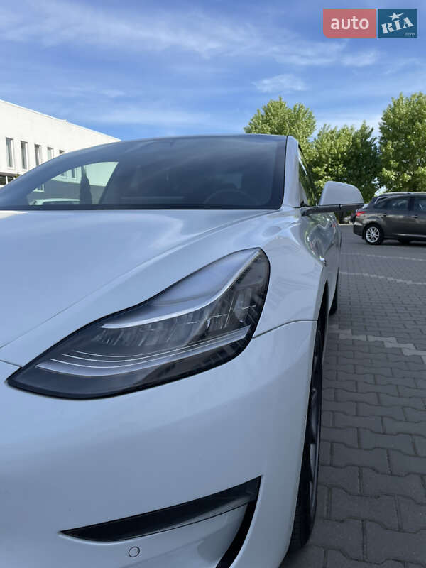 Седан Tesla Model 3 2019 в Черновцах