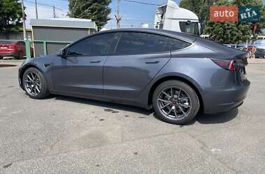 Седан Tesla Model 3 2023 в 