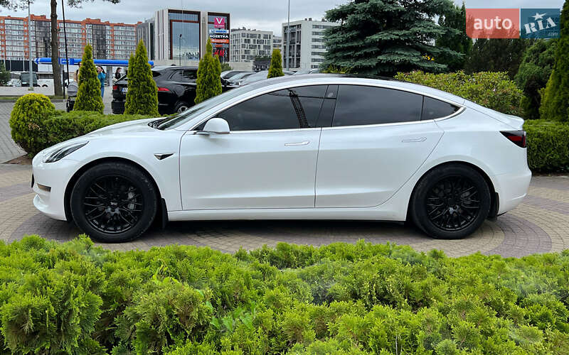 Седан Tesla Model 3 2017 в Львове