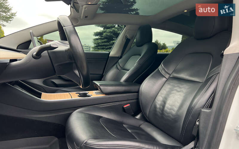 Седан Tesla Model 3 2017 в Львове