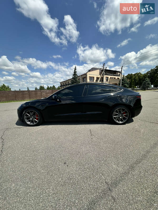 Седан Tesla Model 3 2021 в Киеве