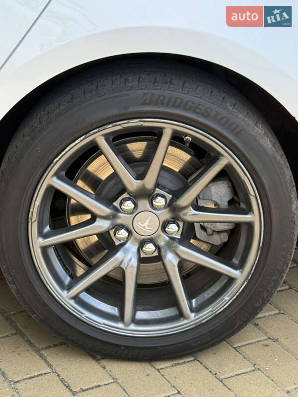 Седан Tesla Model 3 2019 в Киеве