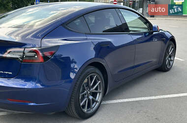 Седан Tesla Model 3 2022 в 