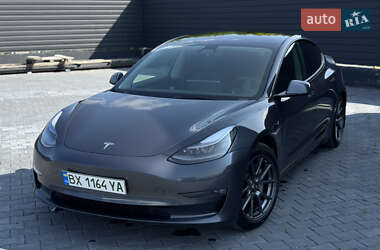 Седан Tesla Model 3 2022 в 