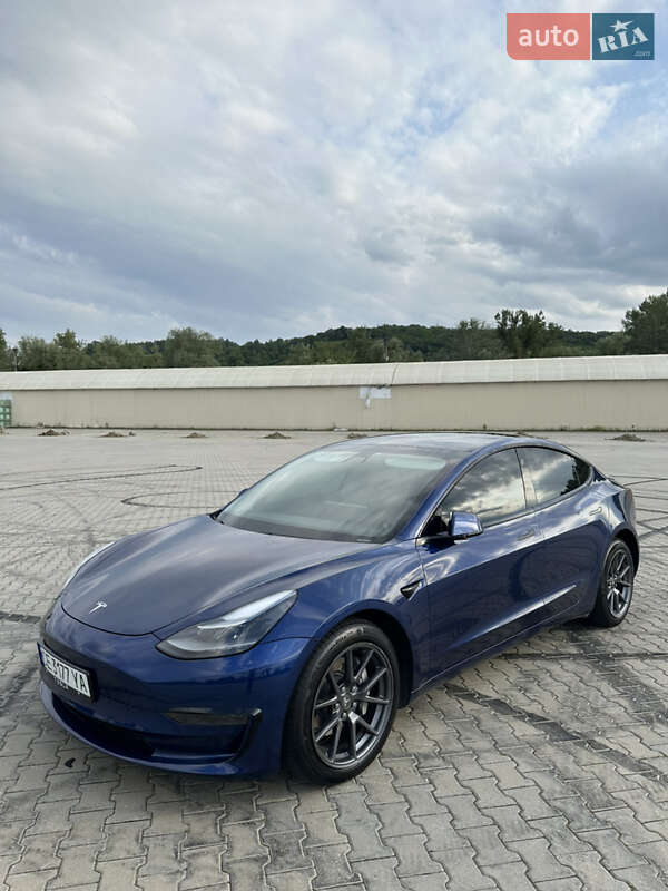Седан Tesla Model 3 2021 в Черновцах