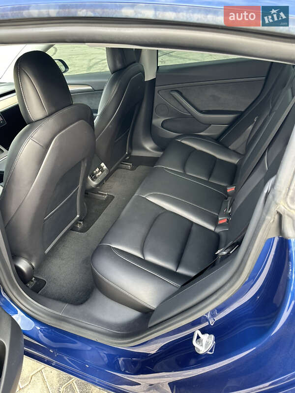 Седан Tesla Model 3 2021 в Черновцах
