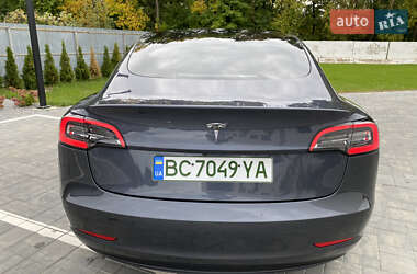 Седан Tesla Model 3 2022 в 