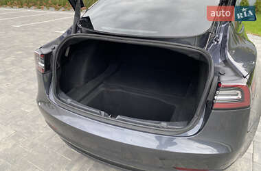 Седан Tesla Model 3 2022 в 