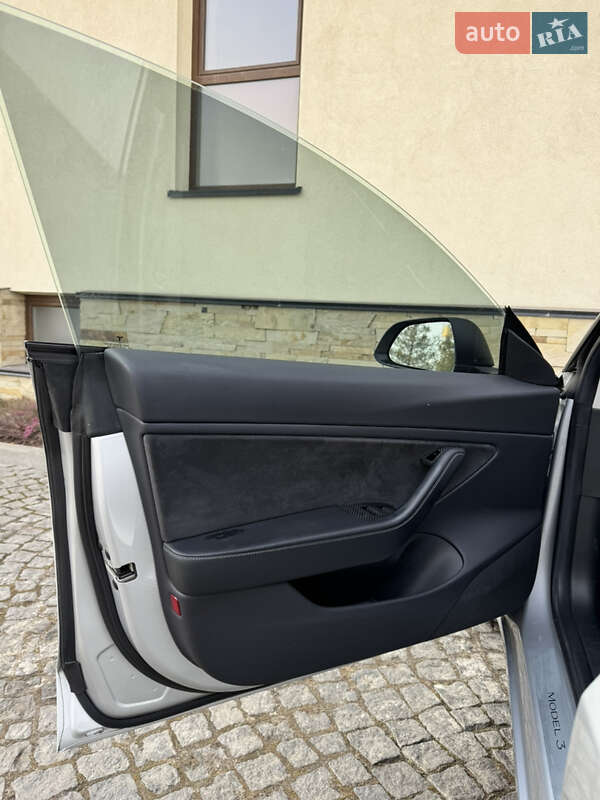 Седан Tesla Model 3 2018 в Львові