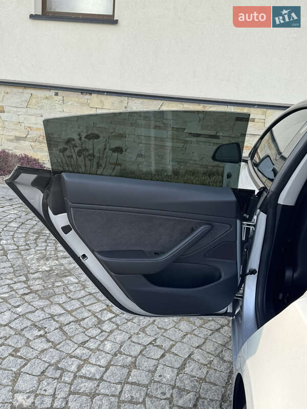 Седан Tesla Model 3 2018 в Львові