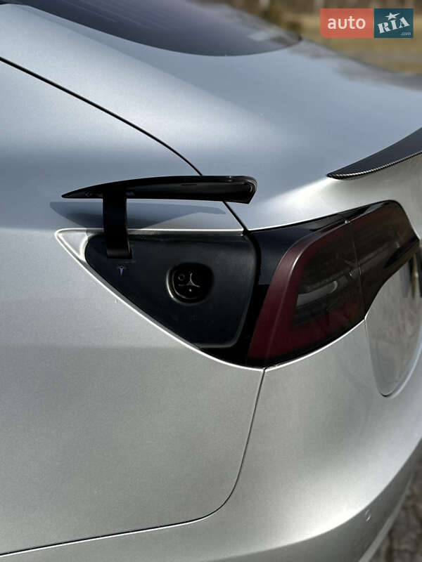 Седан Tesla Model 3 2018 в Львові