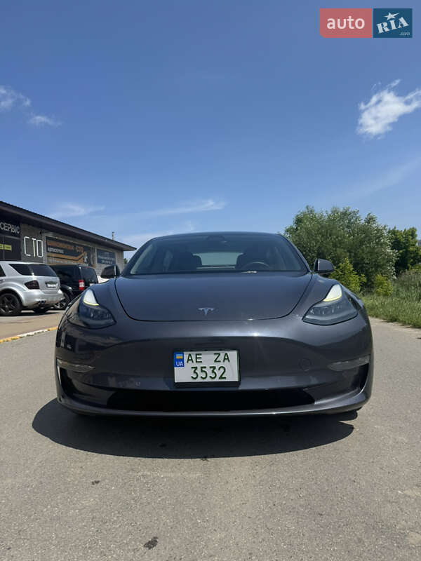 Седан Tesla Model 3 2022 в 
