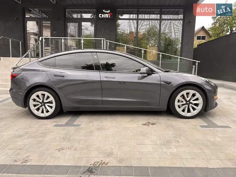 Седан Tesla Model 3 2022 в 