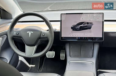 Седан Tesla Model 3 2023 в 