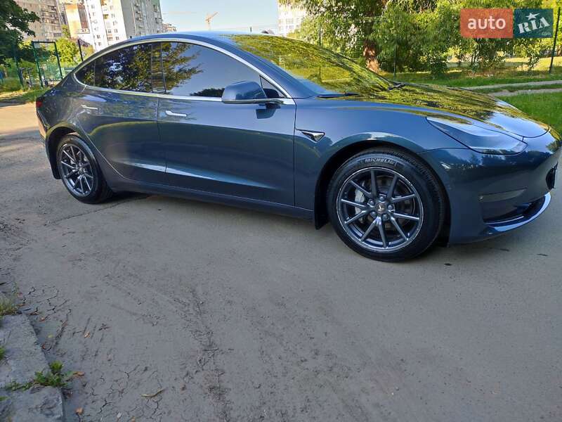 Седан Tesla Model 3 2020 в Львові