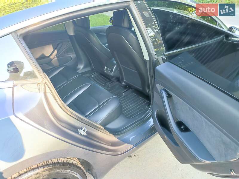 Седан Tesla Model 3 2020 в Львові
