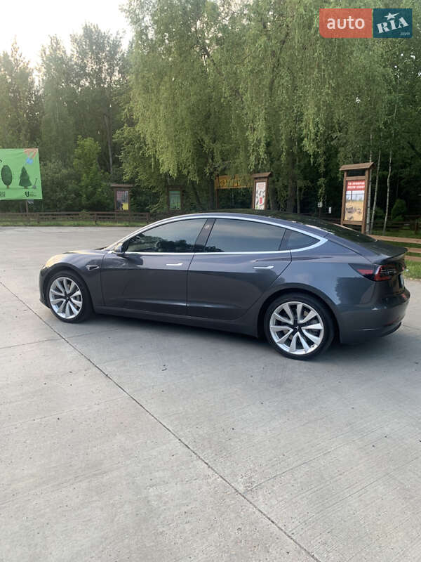 Седан Tesla Model 3 2019 в Коростені