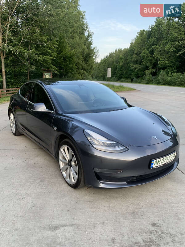 Седан Tesla Model 3 2019 в Коростені