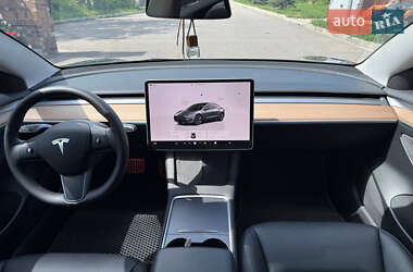 Седан Tesla Model 3 2023 в 