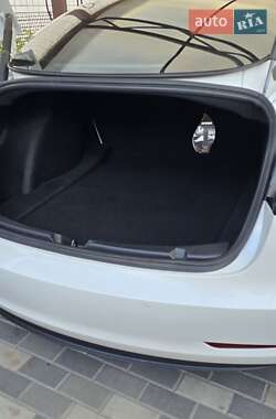 Седан Tesla Model 3 2021 в 