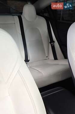 Седан Tesla Model 3 2021 в 