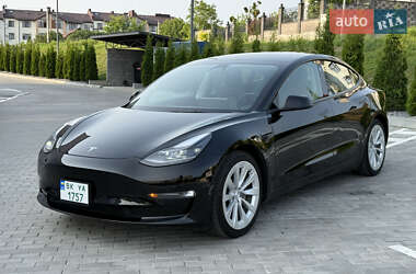 Седан Tesla Model 3 2022 в 