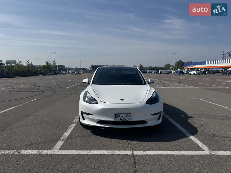 Седан Tesla Model 3 2021 в Львові