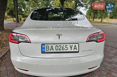 Седан Tesla Model 3 2021 в 