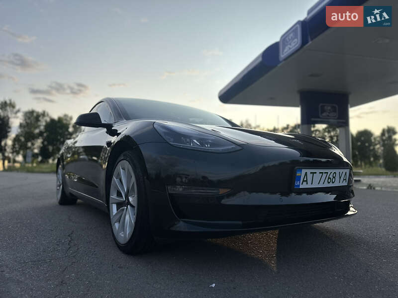 Седан Tesla Model 3 2022 в Івано-Франківську