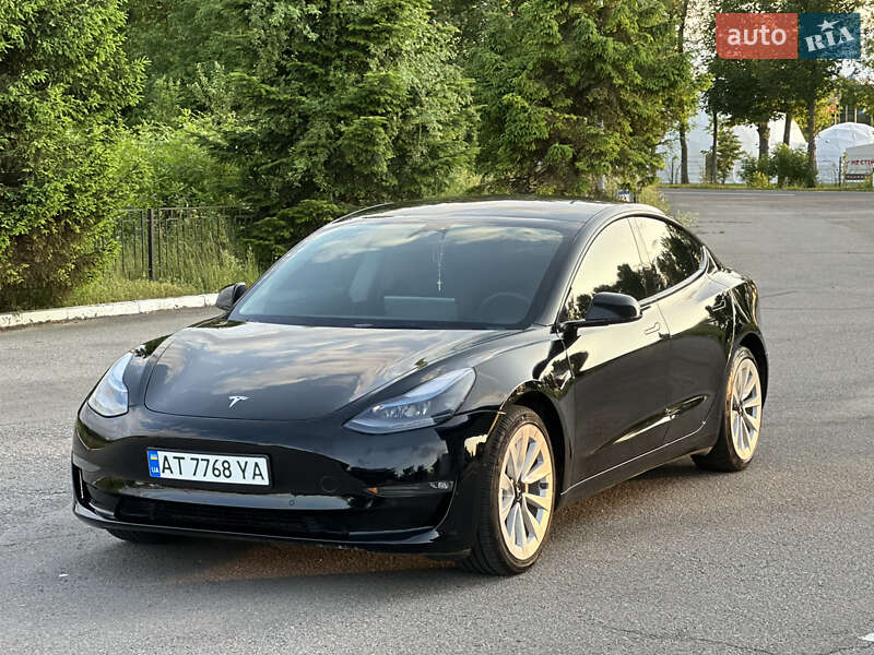 Седан Tesla Model 3 2022 в Івано-Франківську