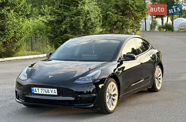 Седан Tesla Model 3 2022 в 