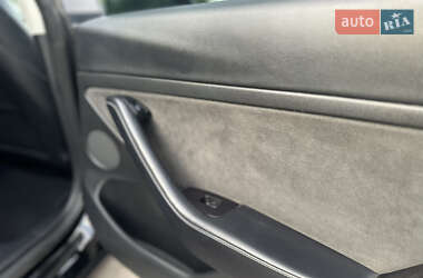 Седан Tesla Model 3 2022 в 