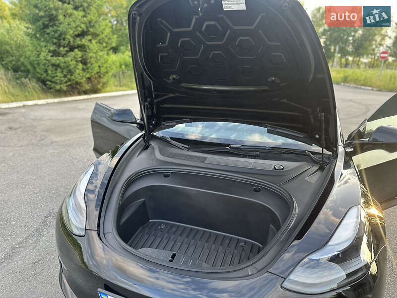 Седан Tesla Model 3 2022 в Івано-Франківську