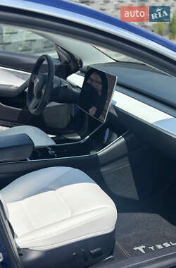 Седан Tesla Model 3 2020 в 