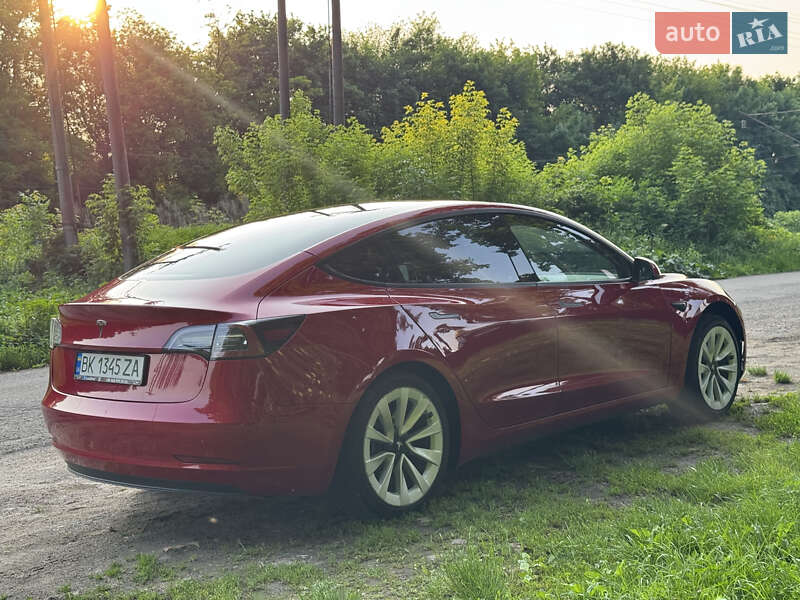 Седан Tesla Model 3 2022 в Ровно