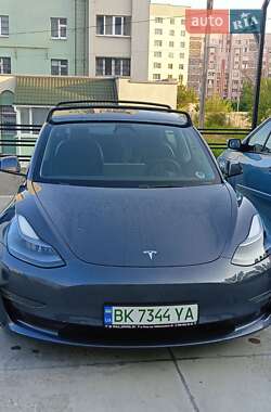 Седан Tesla Model 3 2022 в 