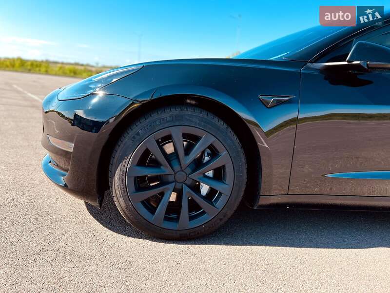 Седан Tesla Model 3 2023 в Ровно