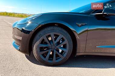 Седан Tesla Model 3 2023 в 