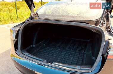 Седан Tesla Model 3 2023 в 