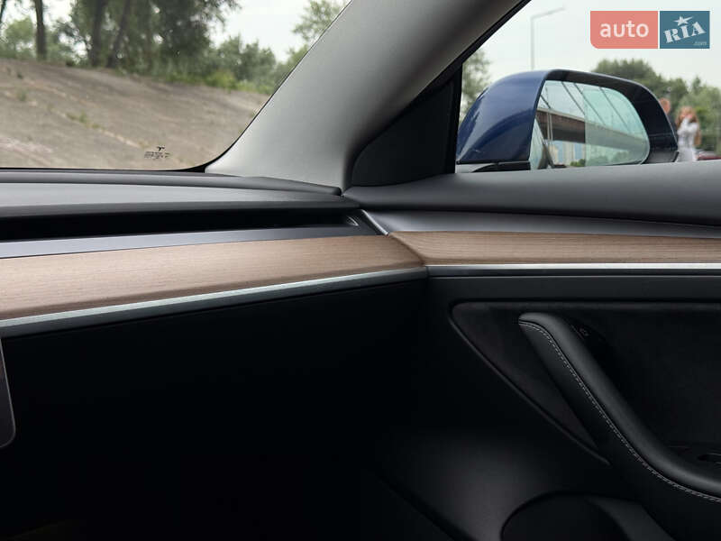 Седан Tesla Model 3 2021 в Киеве