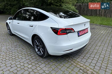 Седан Tesla Model 3 2022 в 