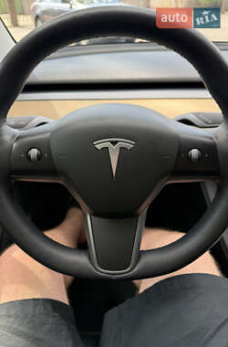 Седан Tesla Model 3 2021 в 
